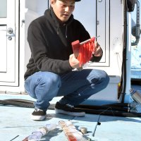 キンメ漁の道具を手入れする松井さん。夜明けとともに立て縄を海に投入して漁をする
