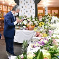 死んだ２頭の冥福祈る　市原ぞうの国　小出市長が献花