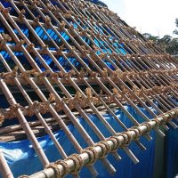 かやぶき屋根の下地を組み直す作業員（南房総市提供）
