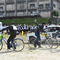 自転車事故再現、怖さ学ぶ　市原高で交通安全教室