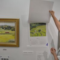 作品は歴代のカレンダーと一緒に展示している
