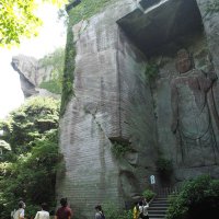 鋸山の仏教関連遺跡を構成する日本寺の百尺観音や地獄のぞき＝鋸南町