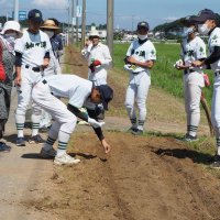 袖ケ浦高生徒らコスモス種まき