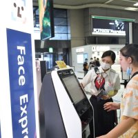 「顔パス」搭乗　成田空港で運用始まる　非接触、コロナ対策も期待　ＮＡＡ「新たなスタイル定着を」