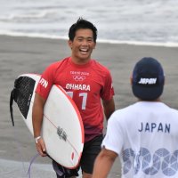 準々決勝進出を決め、笑顔の大原洋人＝釣ケ崎海岸サーフィンビーチ