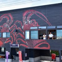 海鮮料理店の壁面に“巨大伊勢エビ”登場　いすみ・大原漁港