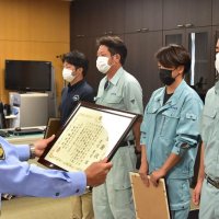 海に飛び込んだ女性救助　水産関係４人に感謝状　勝浦署