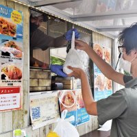 “行列のできない”キッチンカー好評　アプリで注文、待たずに受け取り　テークアウト需要受け、千葉市のマンション敷地に出店
