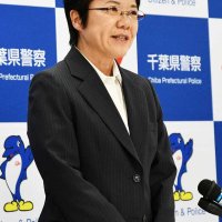県警で初の女性本部長に着任し、会見であいさつする田中俊恵本部長＝１３日午後、県警本部