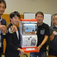 １０月から登場する専用ガチャマシンとカプセルの中身を手にＰＲする船橋ゆかりの関係者たち＝船橋市内
