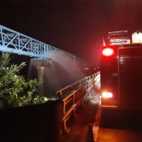 大量の水が噴き出す水道管＝８日午前０時４分、市原市大坪