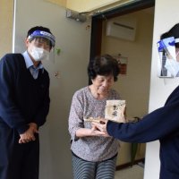 旭農高の新米お届け　東日本大震災復興住宅　被災者へ配布１０回目