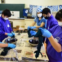 手ぬぐい藍染めに挑戦　特別授業で発酵文化学ぶ　神崎中