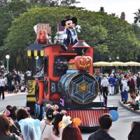 「ハロウィーンモーニング・パスポート」の利用者に公開された、開園前の特別パレード＝２５日午前、浦安市の東京ディズニーランド