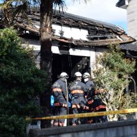 放火殺人の疑いで母親逮捕　夫と息子死亡の旭住宅火災