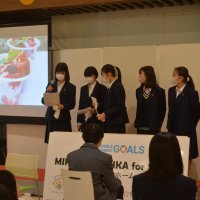 特産品ヤマトイモを使用したスイーツを開発した佐倉高の生徒たち＝１１月３日、佐倉市
