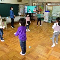 筒けん挑戦、思い出に　考案者オンライン指導　閉校の香取・大倉小