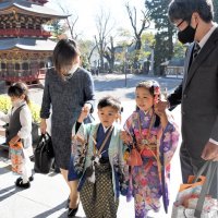 七五三を祝い参拝に訪れた家族