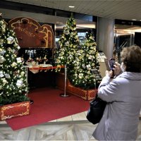 休止の街角ピアノが変身　Ｘマス写真撮影場所に　船橋フェイスビル　【師走スケッチ２０２１】