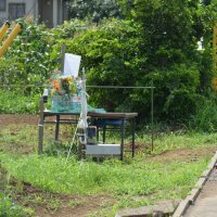 大型トラックにはねられ小学生５人が死傷した事故の現場。献花台には花や飲み物などが供えられる＝２０２１年７月、八街市