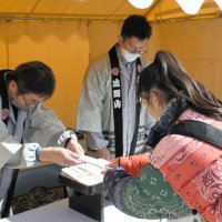 学業成就の祈りが込められた浄筆を授かる受験生＝２５日、成田市の成田山新勝寺
