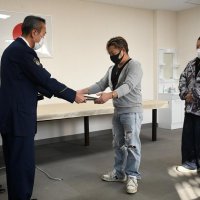 感謝状を手渡される古屋さん（左）と伊藤さん＝成田署
