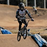 練習に励むＢＭＸレーサーの長嶋凌＝２０２１年１２月１９日、沼南スピードウェイ
