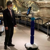 恐竜の化石について説明する真鍋副館長（国立科学博物館提供）
