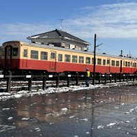 脱線した小湊鉄道の車両＝１１日午前１０時４５分ごろ、市原市
