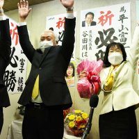 初当選を決め万歳三唱して喜ぶ平山氏（右）。左は谷田川衆院議員＝６日、多古町