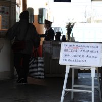 構内で脱線事故が起きた小湊鉄道の上総牛久駅＝１１日午前午前１１時２０分