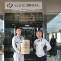 ヨウ素の出荷用容器を紹介する高橋代表（右）と堀沢栄総務部長
