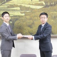 「先生に恩返し」長柄小へ１０万円　朝日プラント寄付