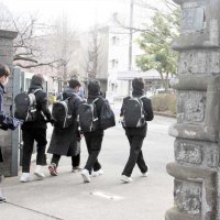 県立千葉高校の入試に向かう受験生ら＝２４日午前９時ごろ、千葉市中央区