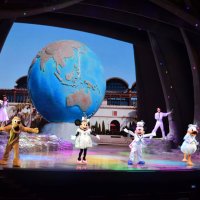 東京ディズニーシーの屋内シアター「ハンガーステージ」で公演された新たなショー「東京ディズニーシー２０周年“シャイニング・ウィズ・ユー”」。ミッキーマウスたちが開業当時の衣装などで登場する
