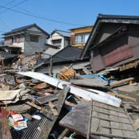 東日本大震災の津波で倒壊した家屋。県内では約６万９千棟の建物が被災した＝２０１１年３月１３日、旭市