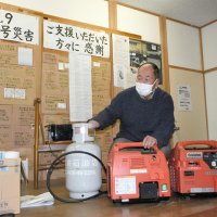 房総半島台風（台風１５号）で使ったガス式発電機を説明する芳賀事務局長＝１日午後、南房総市
