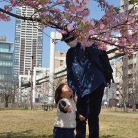ぽかぽか陽気に誘われ千葉市内の公園では休日の外出を楽しむ親子連れの姿も＝１２日午後０時半ごろ、同市中央区
