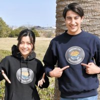 館山マンホールをモチーフに　Ｔシャツ、パーカ、トレーナー　鏡ケ浦、太陽をデザイン　京都の会社が商品化