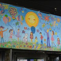 ウクライナの平和願い　佐倉市役所に巨大絵　「キッズゲルニカ」