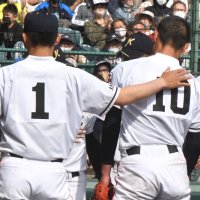 木更津総合―金光大阪　試合後に木更津総合の金綱（右）を励ます越井＝甲子園