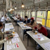 車窓の春景色“さかな”に　レトロ車両で居酒屋　いすみ・国吉駅