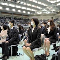 学長の告辞に耳を傾ける新入生＝５日、千葉市中央区の千葉ポートアリーナ