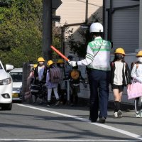 児童の登校時間帯に市道で取り締まりをする千葉南署員ら＝１２日午前７時３５分ごろ、千葉市緑区

