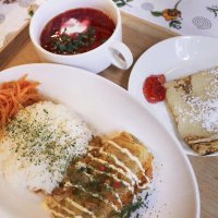 「マトリョーシカ」が提供するボルシチ（上）などの料理
