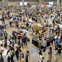 大勢の人でにぎわうフリーマーケットの会場。感染対策のためフードスペースは会場外に設けられた＝３日、千葉市美浜区の幕張メッセ
