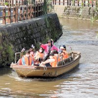 救命胴衣をを着用して観光船に乗り、小野川沿いの町並みを楽しむ観光客ら＝２３日、香取市
