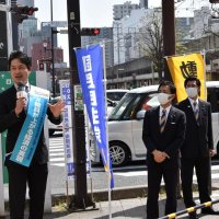 街頭演説を行う磯部県議（左）。玉木代表（中央）や鈴木敦衆院議員も駆け付けた＝４月１０日、千葉市中央区
