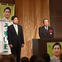 浜田県連会長（右）の激励を受ける臼井氏＝２月２８日、千葉市美浜区
