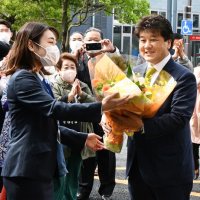 「市民に寄り添う政治を」　伊藤市長が初登庁　香取